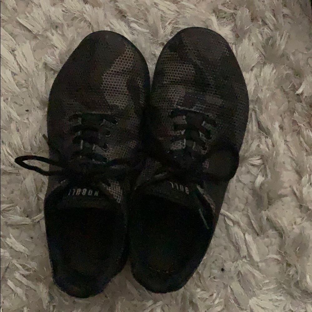Workout shoes